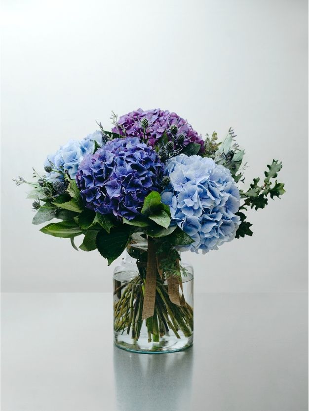 Ramo flores azules , violetas y rosas bonitas