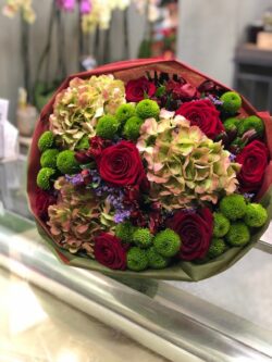 Ramo rosas, crisantemos y hortensias