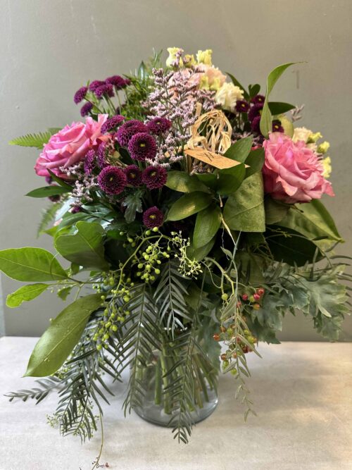 Ramo de rosas de jardín, Crisantemo Santini, Limonium y Verdes Variados.